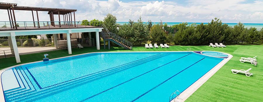 Вид на бассейн отеля Капля моря